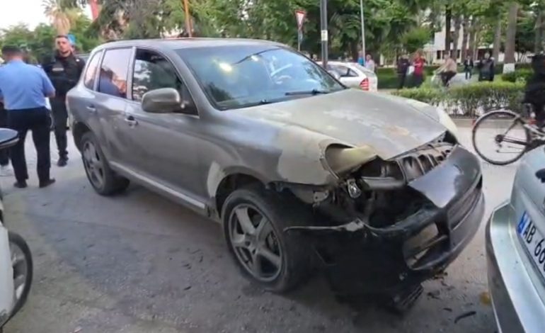 ARRESTOHET SHOFERI NË FIER/ Përplasi automjetet e parkuara, i hoqi targen makinës dhe tentoi të arratisej