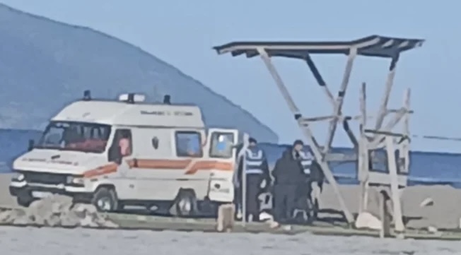 E RËNDË/ Gjendet i pajetë një person në një prej kullave të vrojtimit në plazhin e vjetër të Vlorës, dyshimet e para