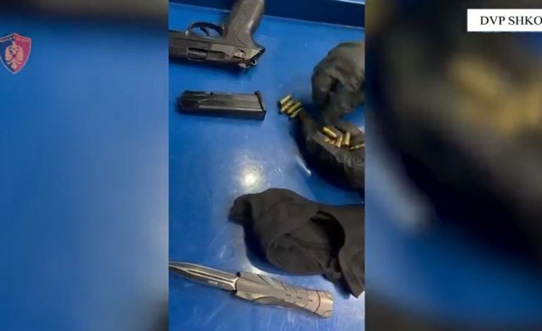 TENTOI T’I LARGOHET ME VRAP POLICISË/ Me armë me vete në qytet, arrestohet 19-vjeçari, e pëson edhe shoku i tij