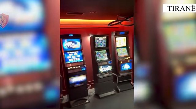ME MAKINETA LOJËRASH DHE TAVLINA POKERI/ Zbulohet në Tiranë lokali i kthyer në kazino! Arrestohet administratori