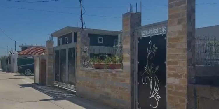 FRIKË NGA HAKMARRJA? Policia largon familjen e Nikoll Radaçit nga banesa