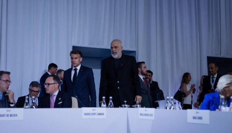 KRAH MACRON, MELONIT DHE KURTIT/ Kryeministri Rama publikon fotografi nga Samiti i 8-ë i Komunitetit Politik Europian