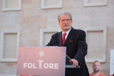 “LUBI BALLUKU ZOTËRON 300 APARTAMENTE…”/ Berisha: Më 8 maj, të zbresin në shesh për të ardhmen e tyre