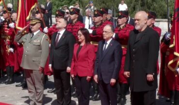 SOT DITA E DËSHMORËVE/ Politika ceremoni nderimi pranë monumentit “Nëna Shqipëri”, të pranishëm Begaj dhe Rama