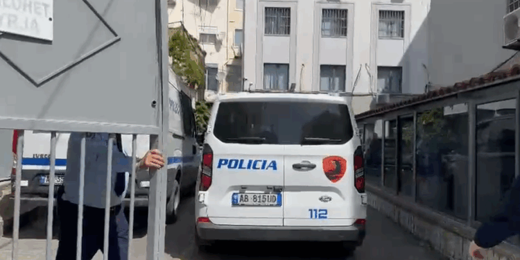AKSIDENTOI PËR VDEKJE DY TË MITURIT/ Nikoll Radaçi mbërrin në gjykatë nën masa të rrepta sigurie