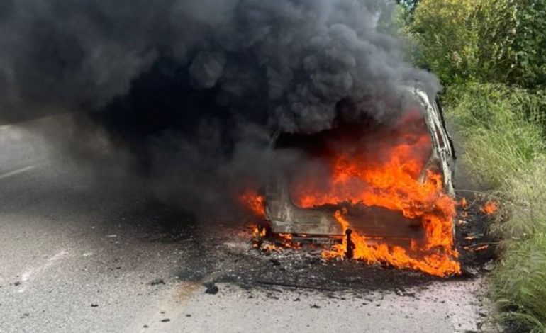 E RËNDË/ Shkrumbohet automjeti në aksin Berat-Elbasan, brenda makinës ndodheshin tre persona…