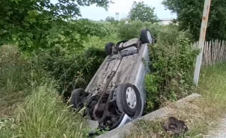 AKSIDENT NË AUTOSTRADËN LUSHNJË-FIER/ Makina me targa greke përfundon në kanal, një 40-vjeçar…