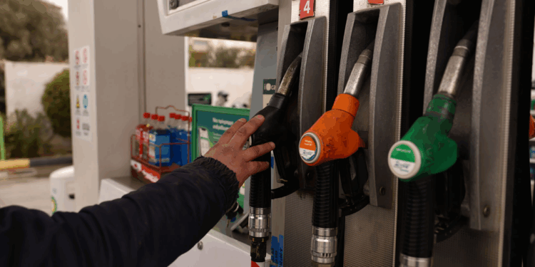 ULEN ÇMIMET E KARBURANTEVE/ Nafta bie me 10 lekë, benzina shkon në 180 lekë/litër