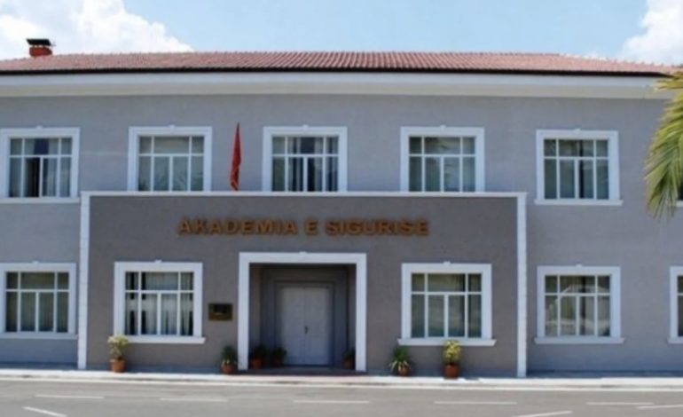 HELMIMI I STUDENTËVE NE AKADEMINË E SIGURISË/ Arrestohet teknologu dhe kuzhinieri i kompanisë katering, shpallet në kërkim administratorja