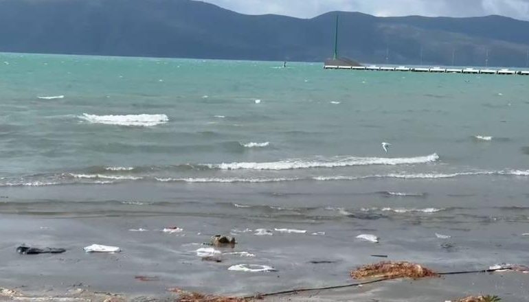 MOTI I KEQ/ Kapiteneria e Portit Vlorë ndalon lundrimin për anijet e vogla deri në orën 22:00