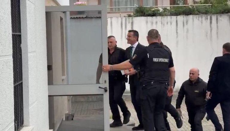 FOTOLAJM/ Padia kundër Dados, momenti kur Veliaj mbërrin në Gjykatën Administrative
