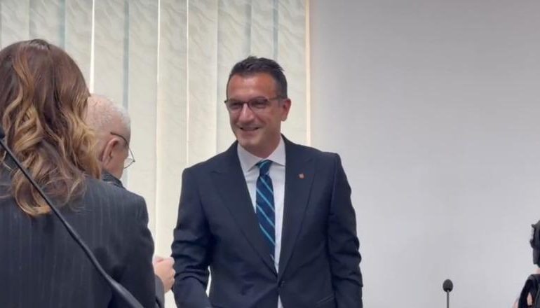 PADIA NDAJ DADOS/ Veliaj kërkon seance publike: Në interesin tim që çdo gjë të jetë transparente! Mbrojtja e Dados dhe KLP kundër