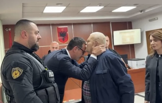 “Ç’TË MBETI, VIJ E BËJ UNË”/ Zbardhen fjalët e aktorit Robert Ndrenika për Veliajn në sallën e gjyqit