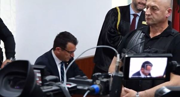 PADIA NDAJ OLS DADO DHE KLP/ Shtyhet seanca e Erion Veliajt në Gjykatën Administrative