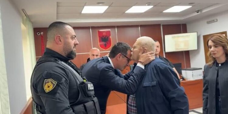 “PSE REAGOJNË KËSHTU? E KAM BIR PËR SHPIRT”/ Aktori Robert Ndrenika flet për sulmet pasi takoi Veliajn në gjyq