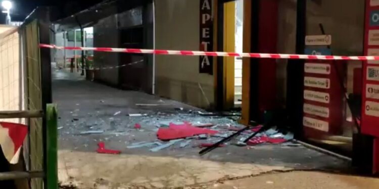TRONDITET LAÇI/ Shpërthim me tritol në derën e një dyqani, vetëm dëme materiale