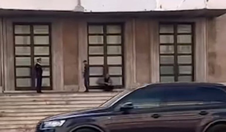 INCIDENT TE KRYEMINISTRIA/ Makina përfundon në shkallët e godinës, shoferi godet derën e insitucionit
