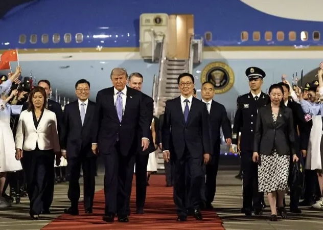 TRUMP MBËRRIN NË PEKIN/ Presidenti amerikan pritet me ceremoni