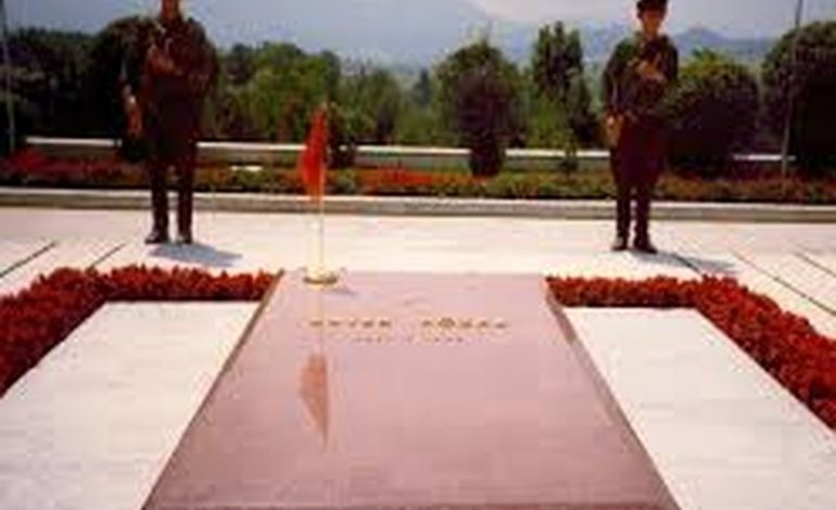 DOSSIER/ Letra anonime e veteranëve të LANÇ-it për heqjen e varrit të Enver Hoxhë nga Varrezat e Dëshmorëve dhe ankesa e fëmijëve të diktatorit