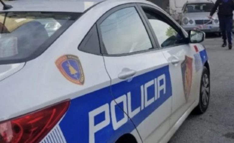 GRABITJE ME ARMË ZJARRI NË KAMËZ/ Dy persona të maskuar futen në argjendari dhe vjedhin bizhuteritë
