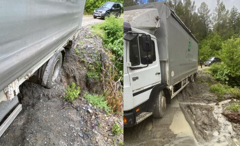 MOTI I KEQ/ Rrëshqitjet e dherave bllokojnë plotësisht aksin Gramsh-Kukur, kamioni rrezikon të bjerë në humnerë
