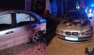 VIDEOLAJM/ Digjen 3 makina pranë Postës Shqiptare në Tiranë, kamerat e sigurisë…