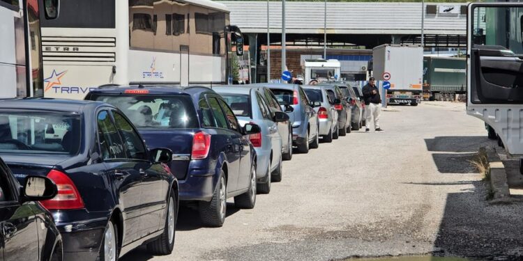 RADHË KILOMETRIKE NË KAPSHTICË/ Shqiptarëve u duhet të presin mbi dy orë për të hyrë në Greqi