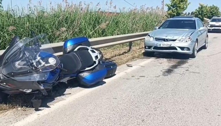 AKSIDENT NË AKSIN RRUGOR LUSHNJE-BERAT/ Humbi kontrollin e motorit, ‘Benz’-i përplas turistin