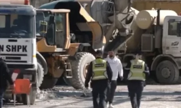 SHKRUMBOHEN 4 BETONIERE NË VLORË/ Autori u vuri flakën me benzinë