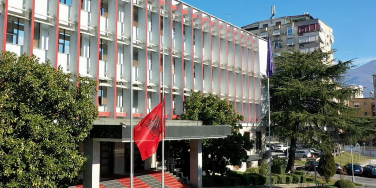 SULMI PRANË BANESËS SË AMBASADORIT SHQIPTAR NË KIEV/ MEPJ: Notë verbale Moskës