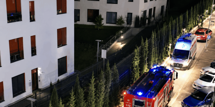 ZJARR NË NJË PALLAT NË TIRANË/ Evakuohen banorët, një grua dërgohet në spital nga asfiksia