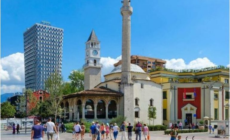 “JEHONË” SHQIPËRISË/ Daily Mail: Tirana, një nga destinacionet më të lira për pushime në Evropë