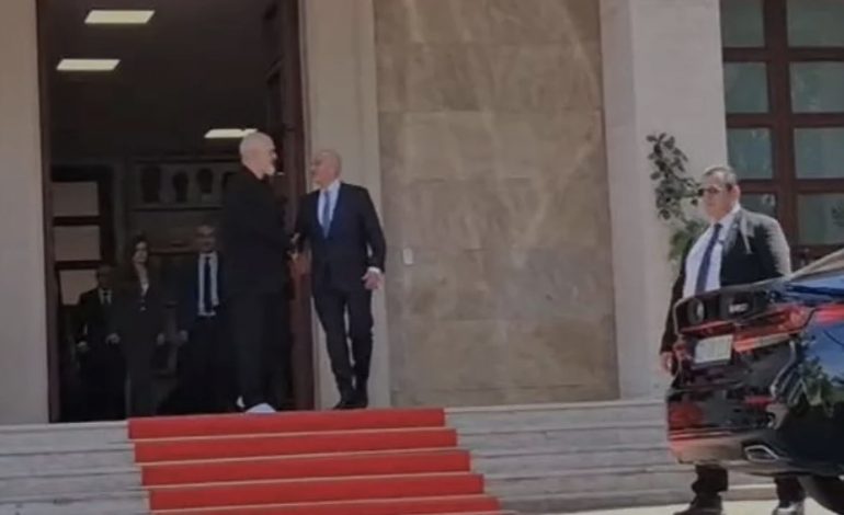 MINISTRI GREK I MBROJTJES VIZITË NË TIRANË/ Dendias dhe kryeministri Rama do të vijojë takimin në një drekë pune