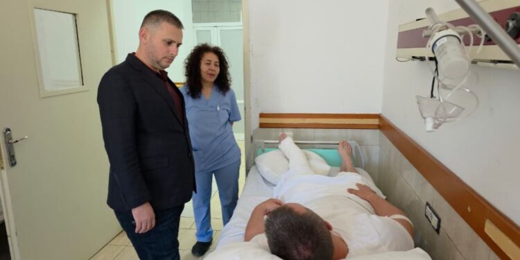 U GODITËN NË MAKINËN E TYRE/ Hita viziton policët te Trauma: Sakrifica e çdo punonjësi vlerësohet maksimalisht