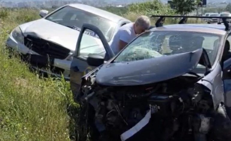 AKSIDENT I RËNDË NE FIER/ Dy makina përplasen me njëra-tjetrën, plagosen katër persona, mes tyre dy turistë