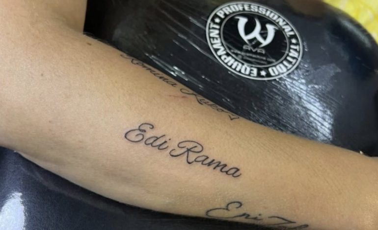 FOTOLAJM/ Simpatizantja e PS në Korçë bën tatuazh emrin e Edi Ramës dhe Romina Kukos