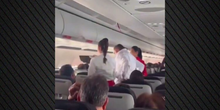 MOMENTE TMERRI/ Pasagjerët qajnë dhe luten pas dy uljeve të dështuara të avionit