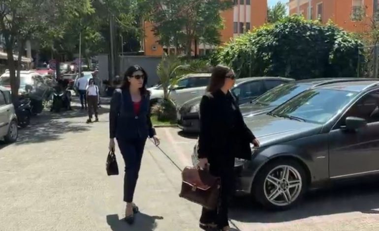 SKANDALI TE AKSHI/ Ish-drejtoresha Mirlinda Karçanaj paraqitet në GJKKO