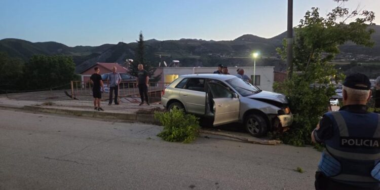 E FRIKSHME/ Automjeti me shpejtësi tej normave del nga rruga dhe përplaset me shtyllën në Gramsh