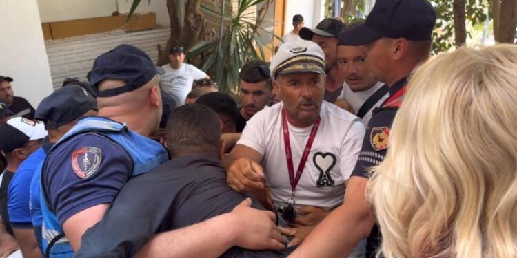 TENSIONE NË SARANDË PËR VENDET E MJETEVE UJORE/ Plas sherri në Këshillin Bashkia