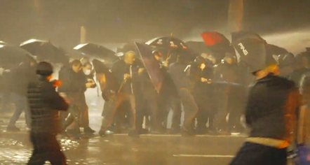 PROTESTUESIT MARSHOJNË DREJT MINISTRISË SË BRENDSHME/ Policia hedh ujë në drejtim të turmës