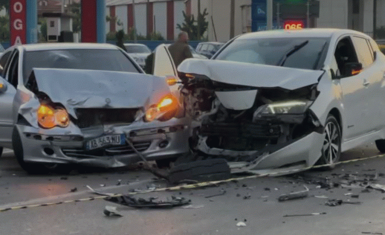 AKSIDENT NË AKSION RRUGOR KORÇË-POGRADEC/ Makinat përplasen ‘kokë më kokë’. Një i plagosur, transportohet në spital