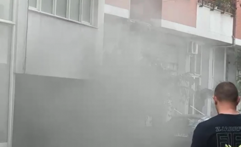ZJARR BRENDA NJË PARKINGU TË NJË PALLATI NË SHKODËR/ Zjarrfikëset në vendngjarje