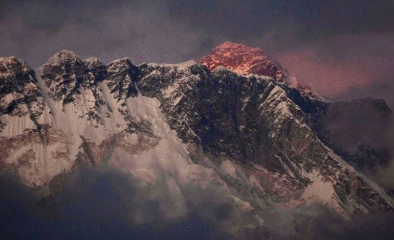 ALPINISTI AMERIKAN THYEN REKORDIN BOTËROR/ 36-vjeçari ngjit Malin Everest në më pak se 10 orë