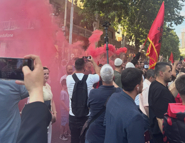ME FLAMUJ KUQ E ZI E PLIS NË KOKË/ Protesta në Tiranë, studentët: Identitetin tonë e ka mbajtur gjallë gjuha shqipe