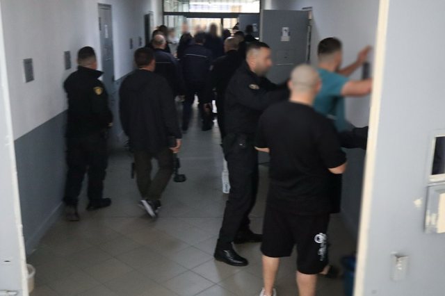DETAJET E PARA/ Aksion blic në burgjet e Fierit, Vlorës dhe Peqinit, ja çfarë u gjetën