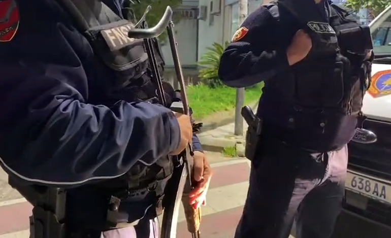 INCIDENTI NË MAMURRAS/ Policia: Dy persona tentuan të përplasnin me automjet efektivët e Operacionales! Njëri, në kërkim për tentativë vrasje (EMRI)