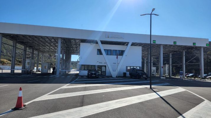 DOGANA GREKE ZGJAT ORARIN NË QAFË BOTË/ Lehtësohet lëvizja e qytetarëve dhe turistëve