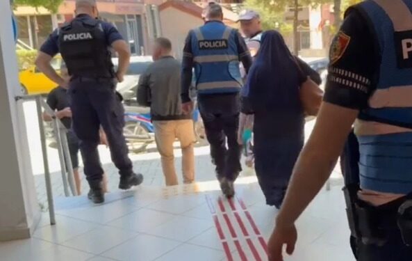 SHOKUESE NË GKYKATËN E VLORËS/ Gruaja tenton të futet me thikë në seancë, ndërhyn policia