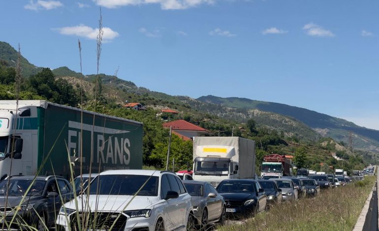 TRAFIK NË AKSIN RRUGOR TIRANË-ELBASAN/ Fluks rekord automjetesh, radhë kilometrike dhe qarkullim i paralizuar drejt juglindjes